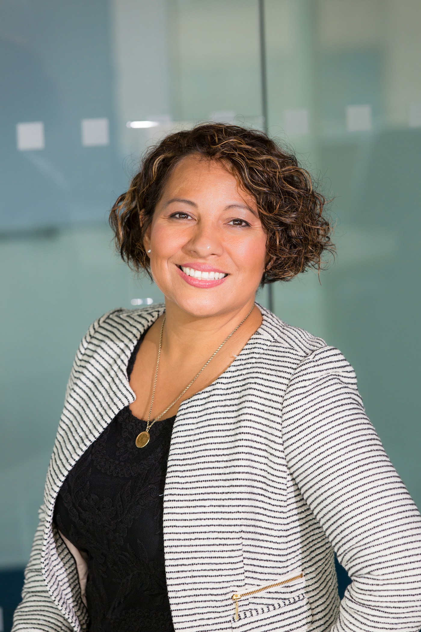 Consultora NBX Capital sorrindo durante atendimento humanizado